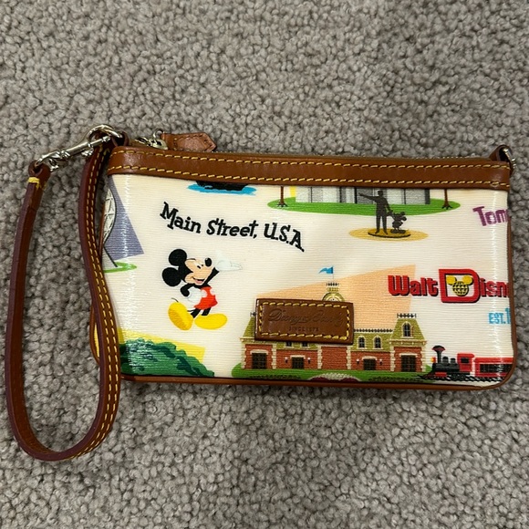 Dooney & Bourke Sac à main, grain, grande fermeture éclair autour du